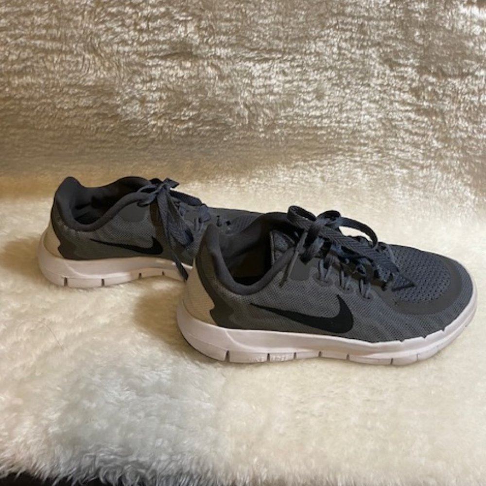Nike Grey/White Runners Youth Size 1